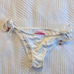 Victoria’s Secret Bikini Bottom 👙 White pearlescent shinny • Size M